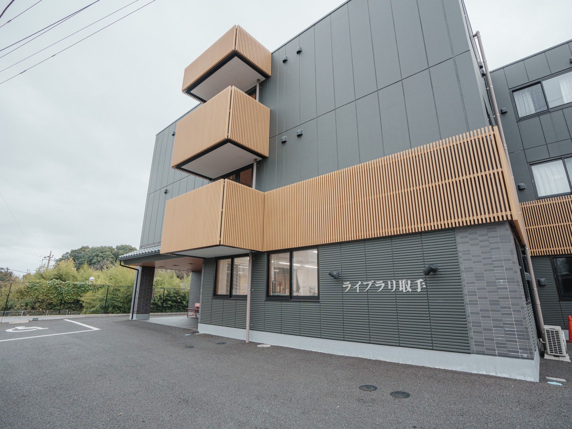 モダンな外観の施設