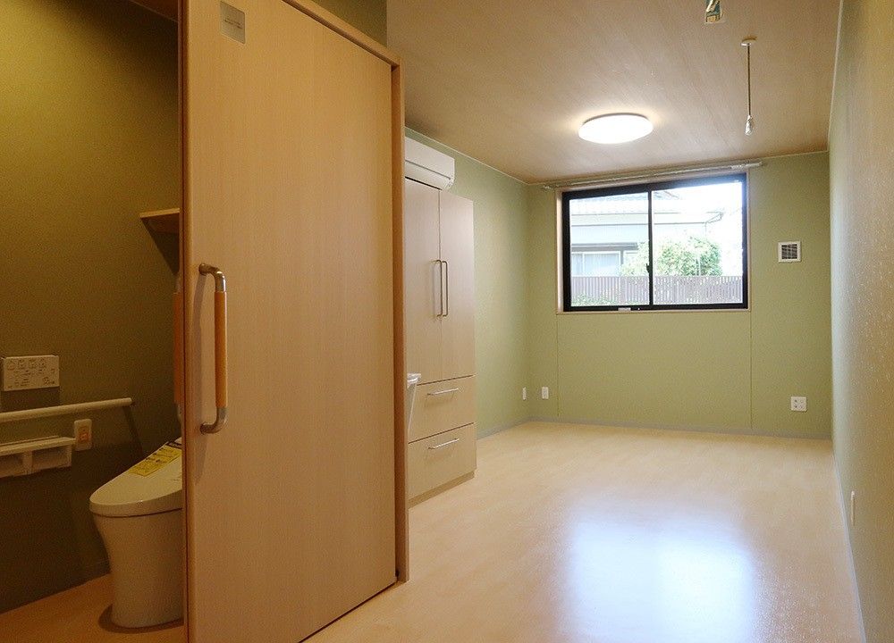 清潔感のあるお部屋にはトイレ、クローゼットが完備されている。