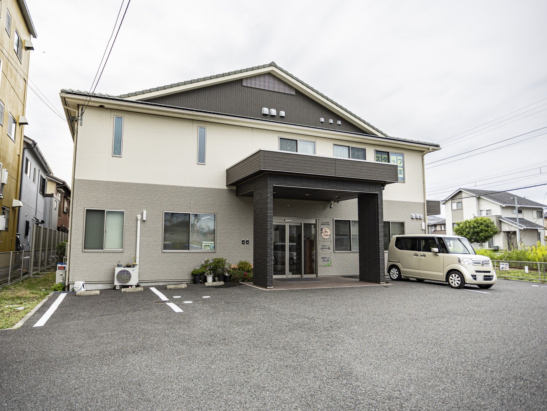 広い駐車場の建物外観