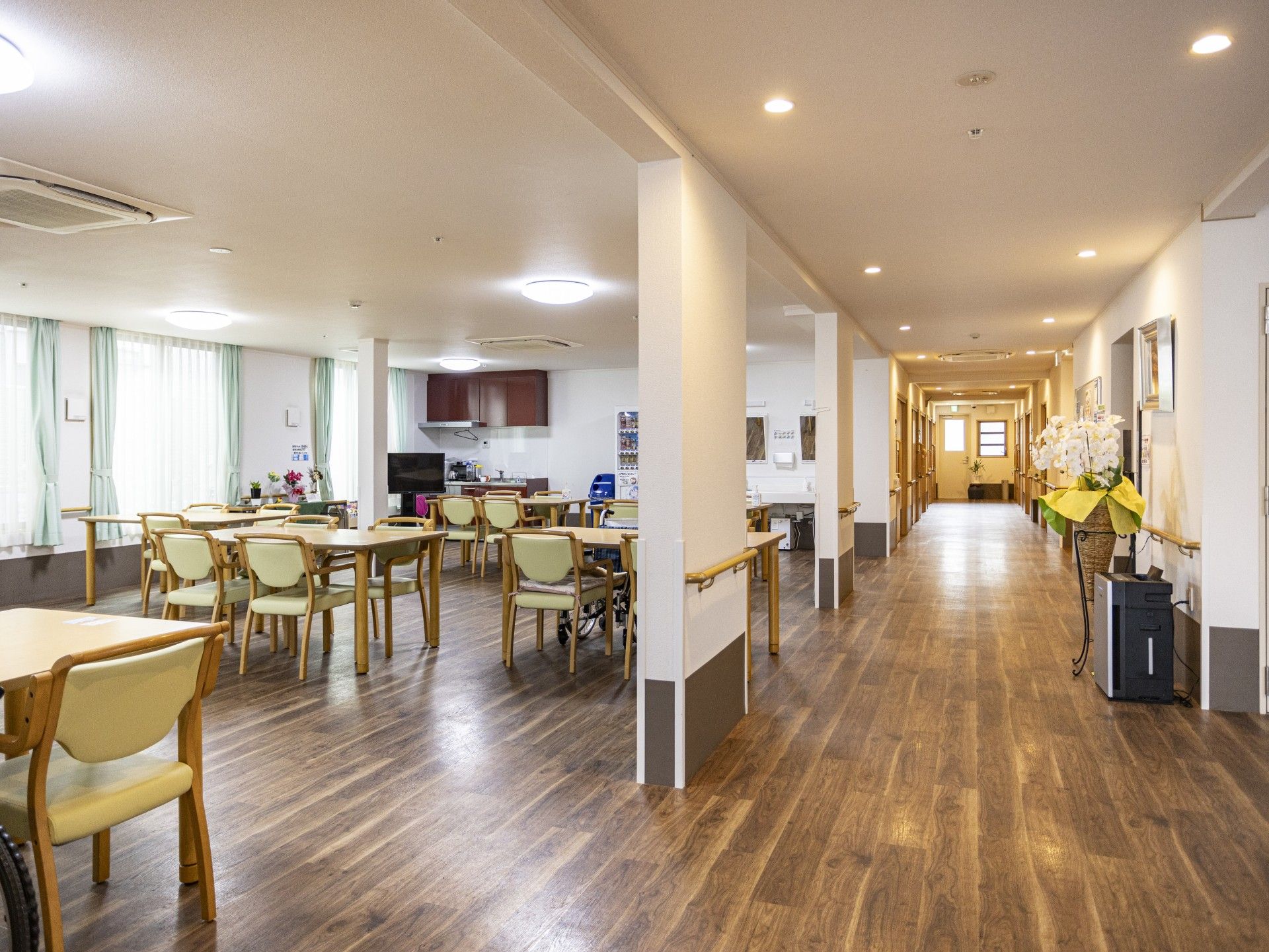明るい共有スペースと廊下