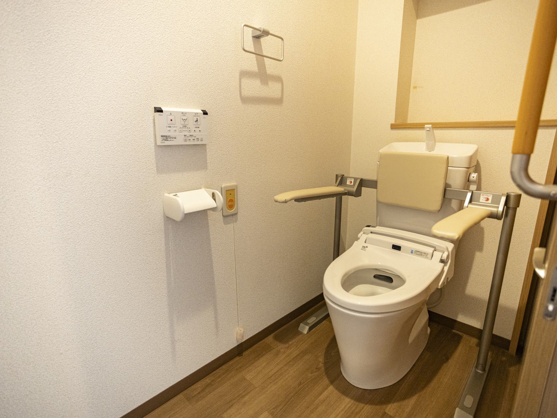 手すり付きのトイレ