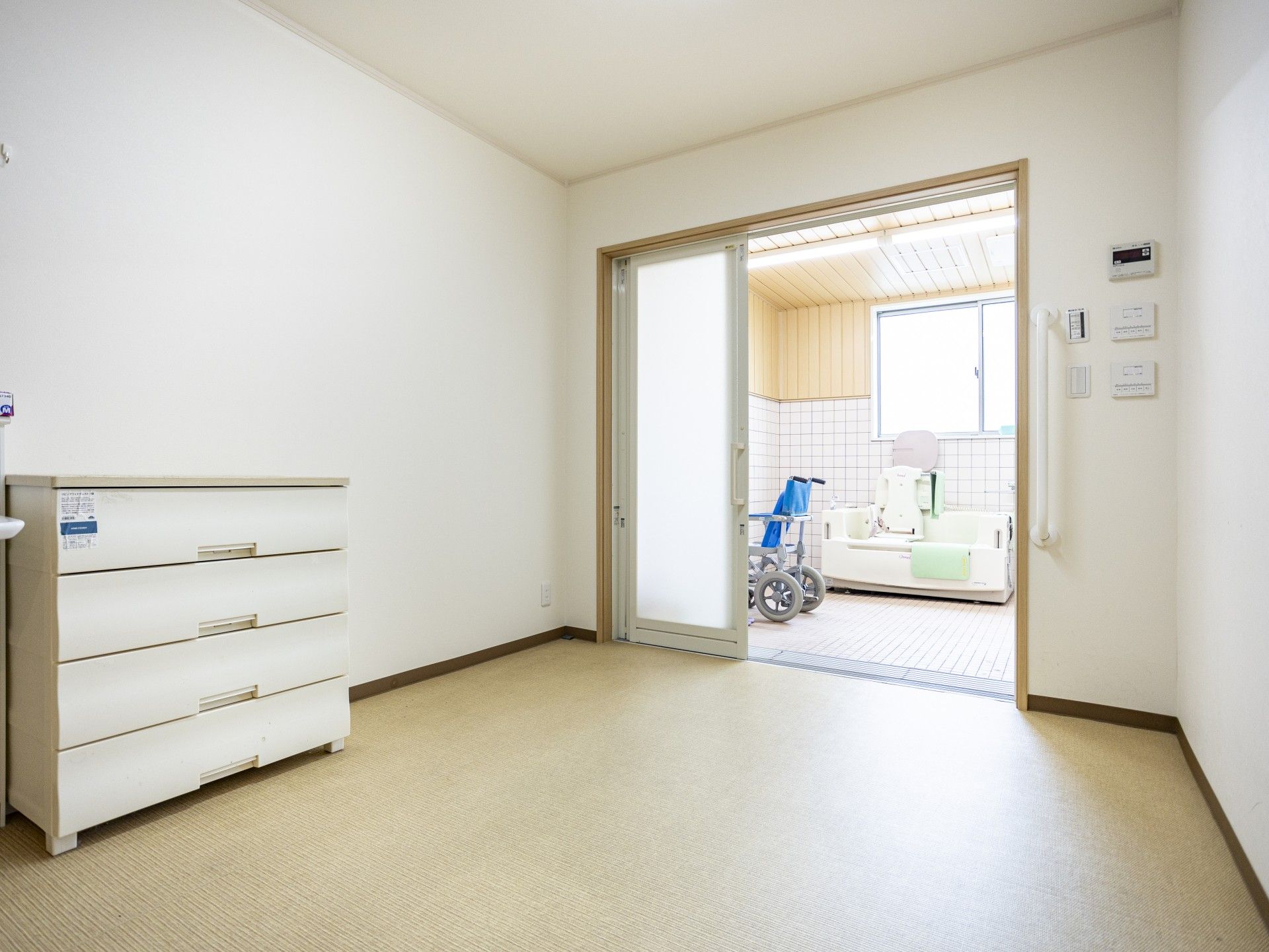 広い浴室の入口