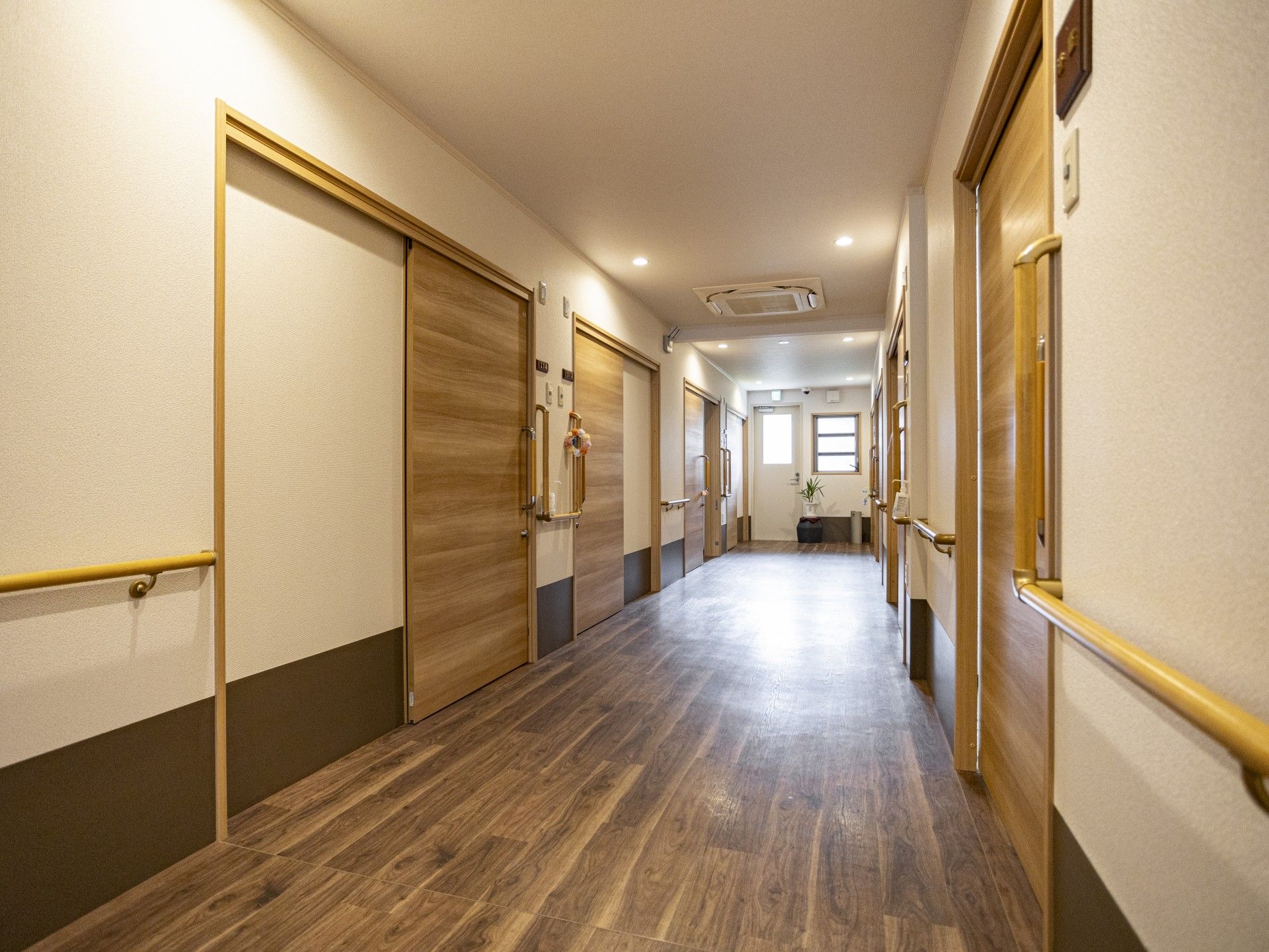 手すり付きの廊下