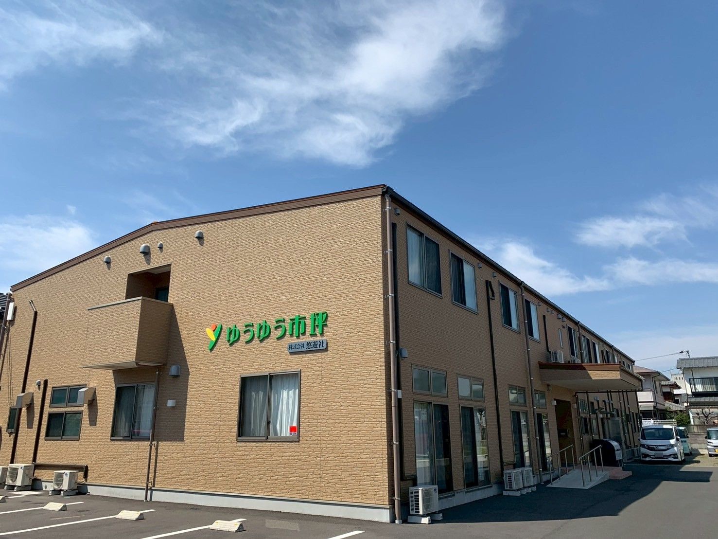 青空の下の建物外観