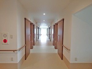 明るく清潔な廊下