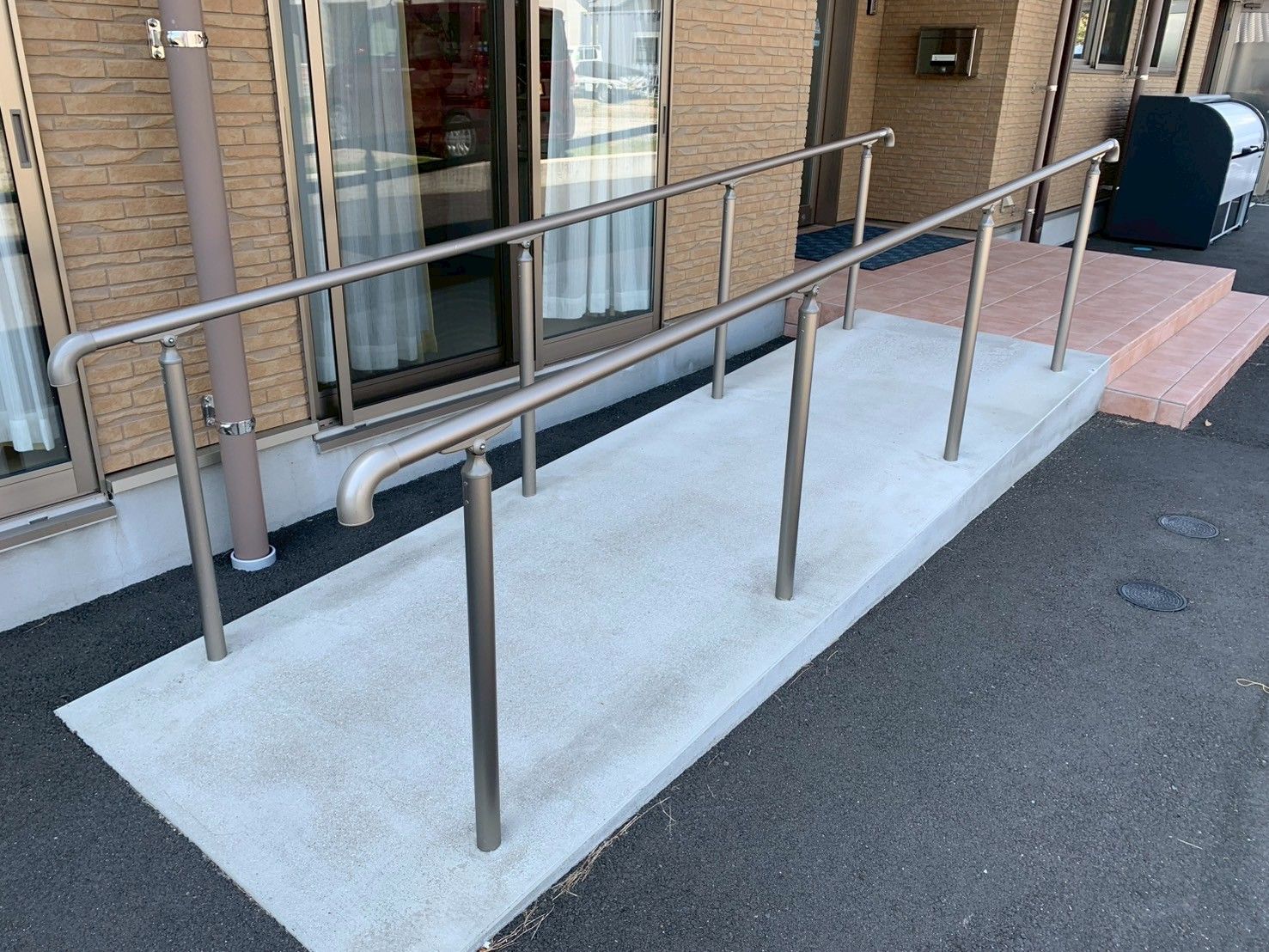 手すり付きのスロープ
