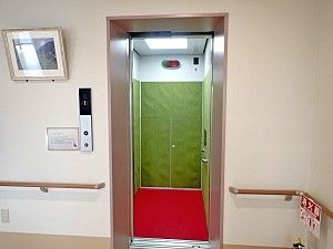 手すり付き明るいエレベーター
