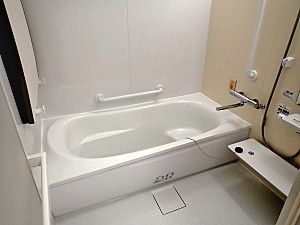 ゆとりのある清潔な浴室