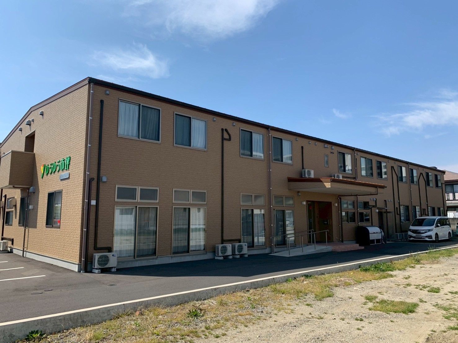 介護される女性とスタッフ