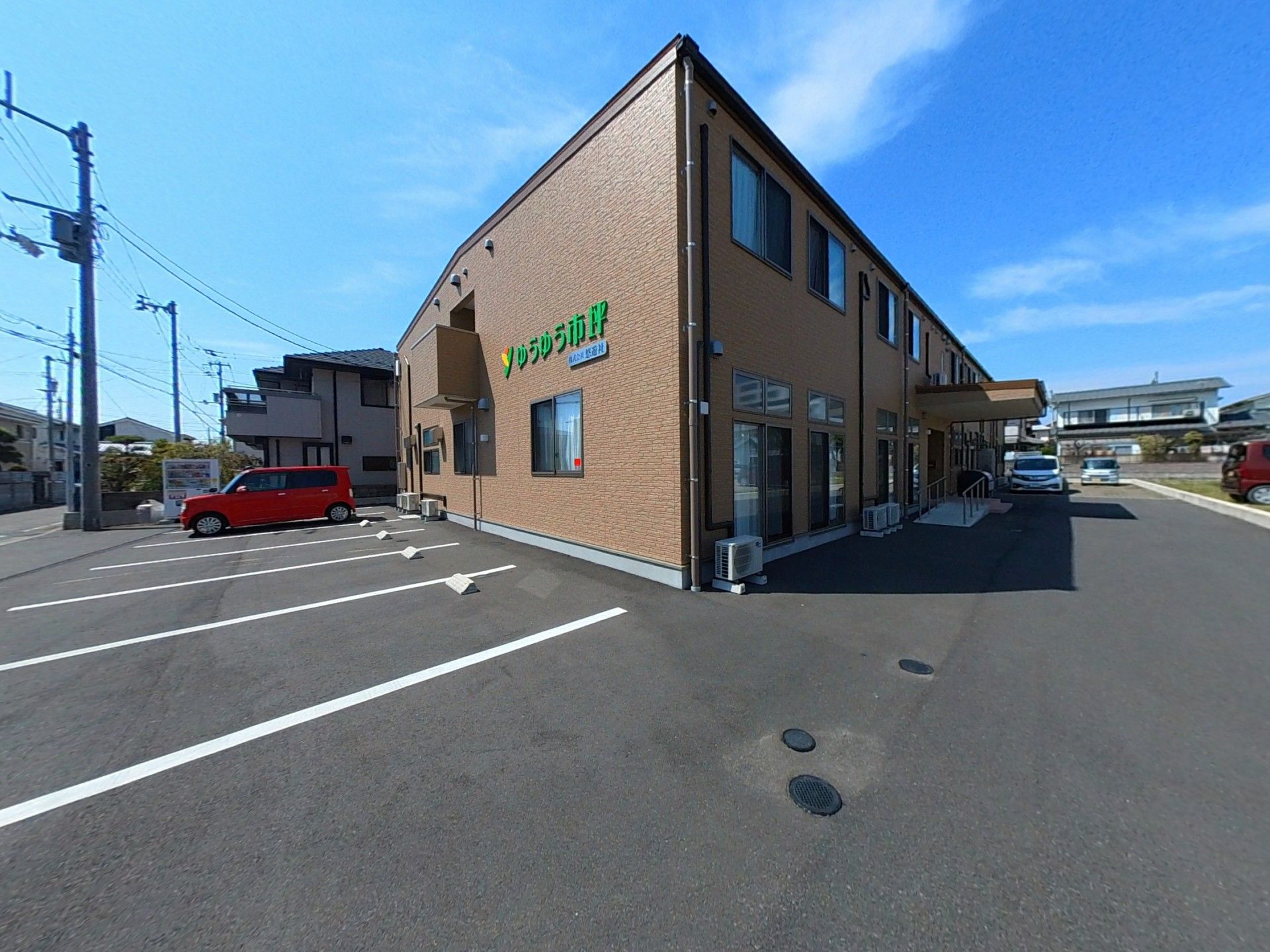駐車場のある建物外観