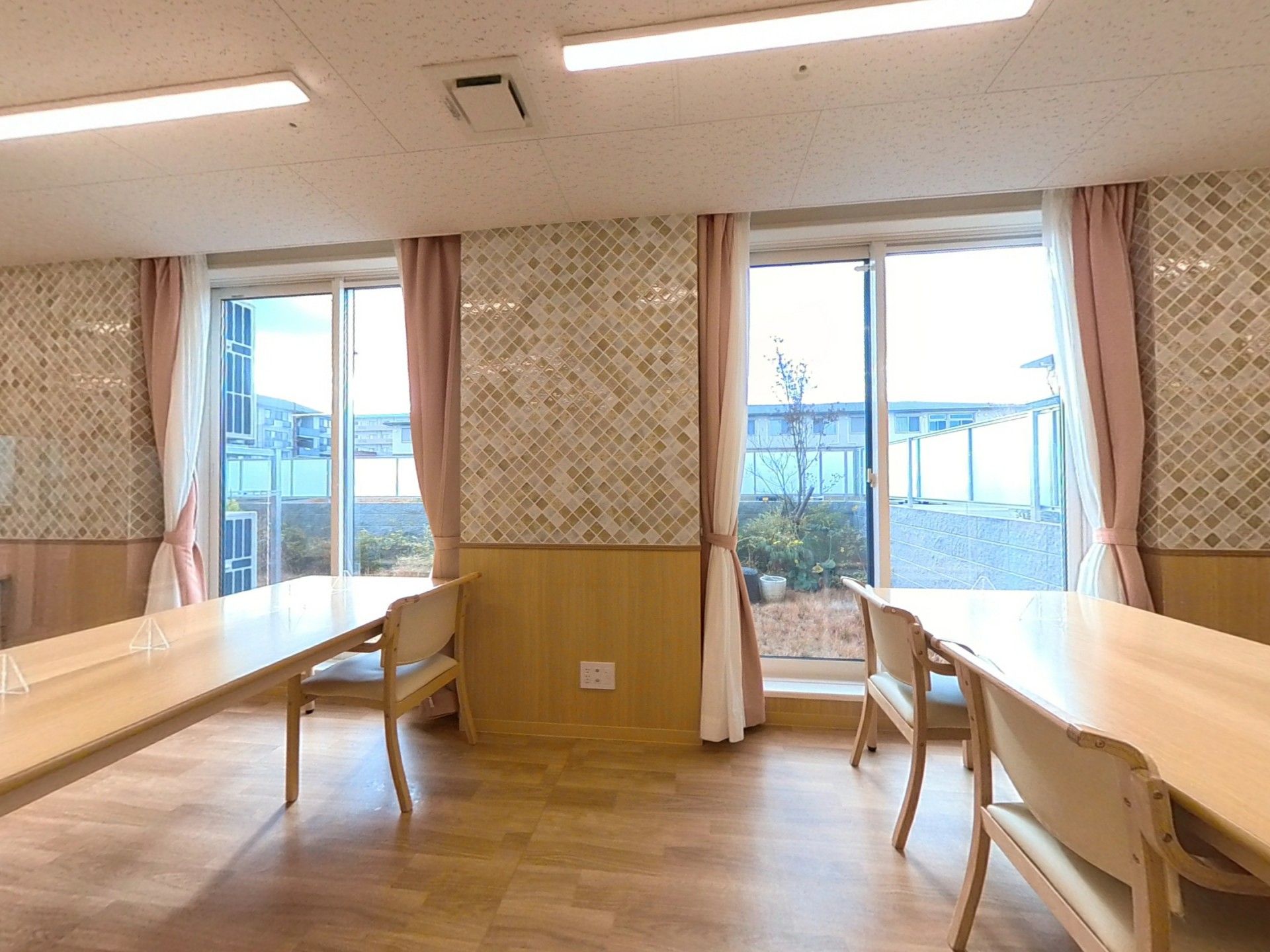大きな窓のある明るい部屋