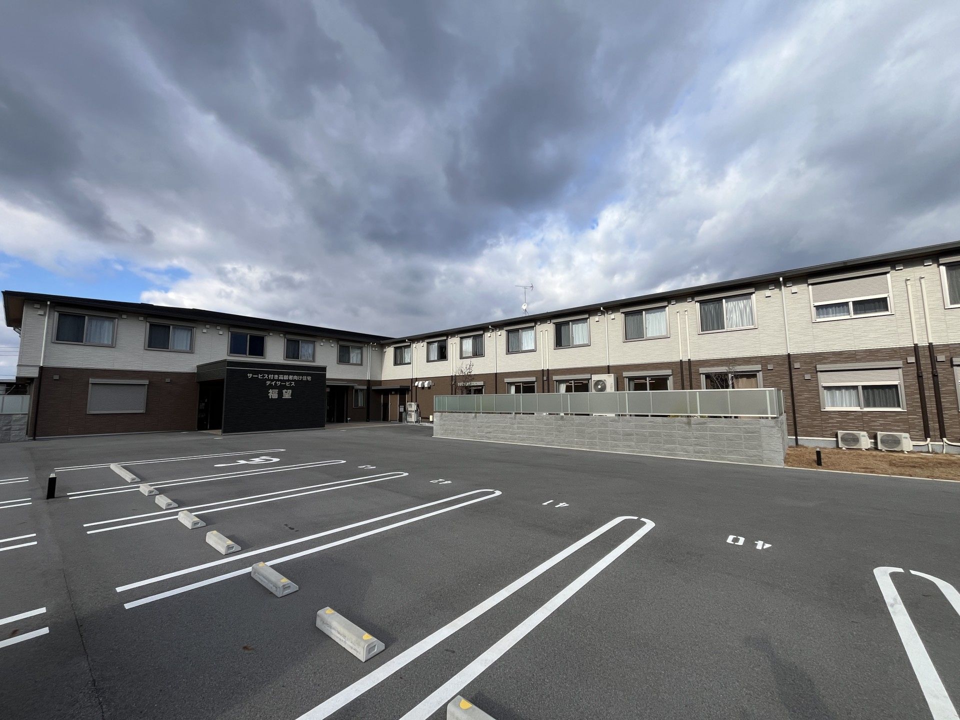 広い駐車場の建物外観