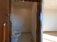 明るい個室とトイレの空間