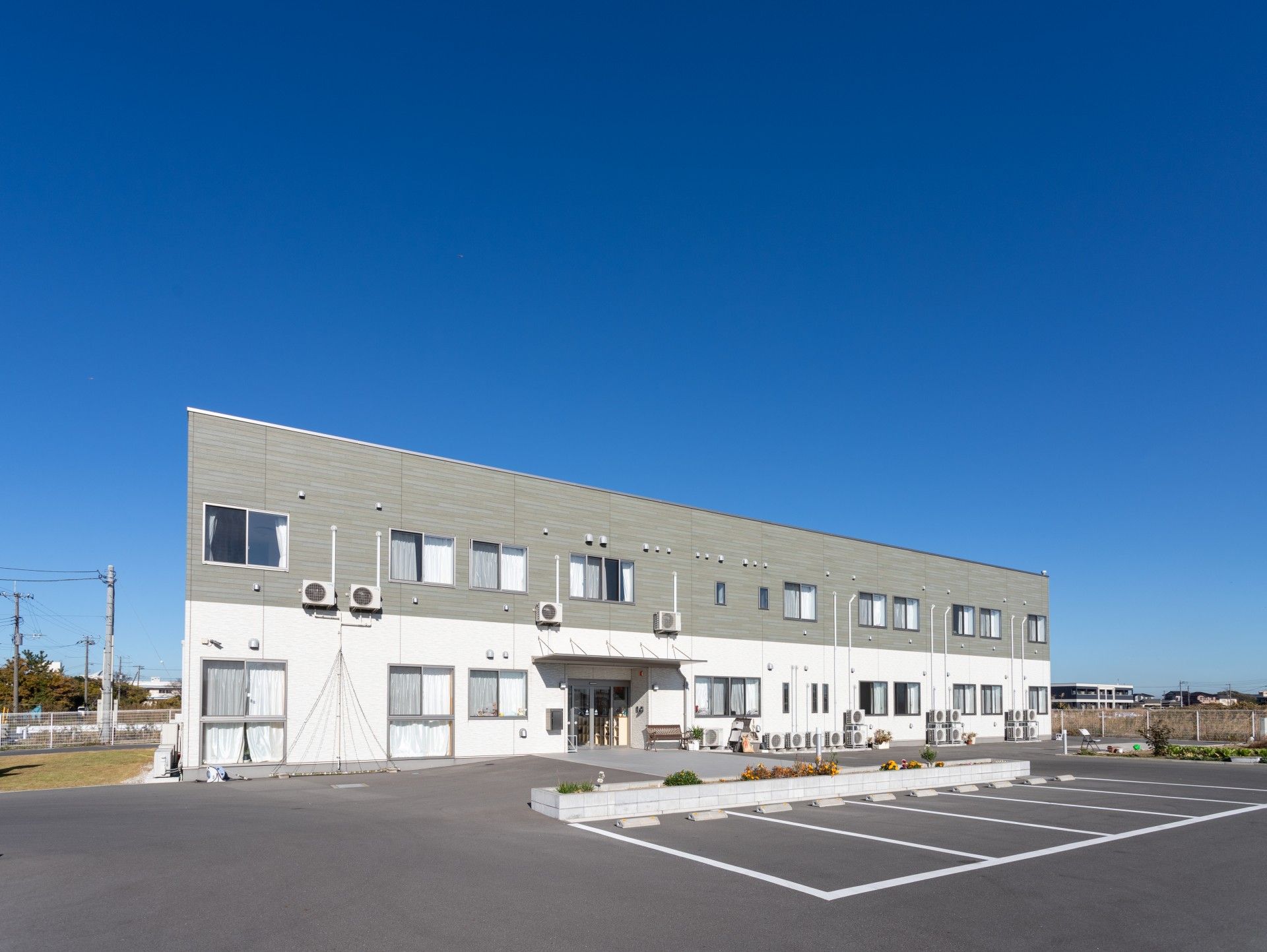 広い駐車場の建物外観