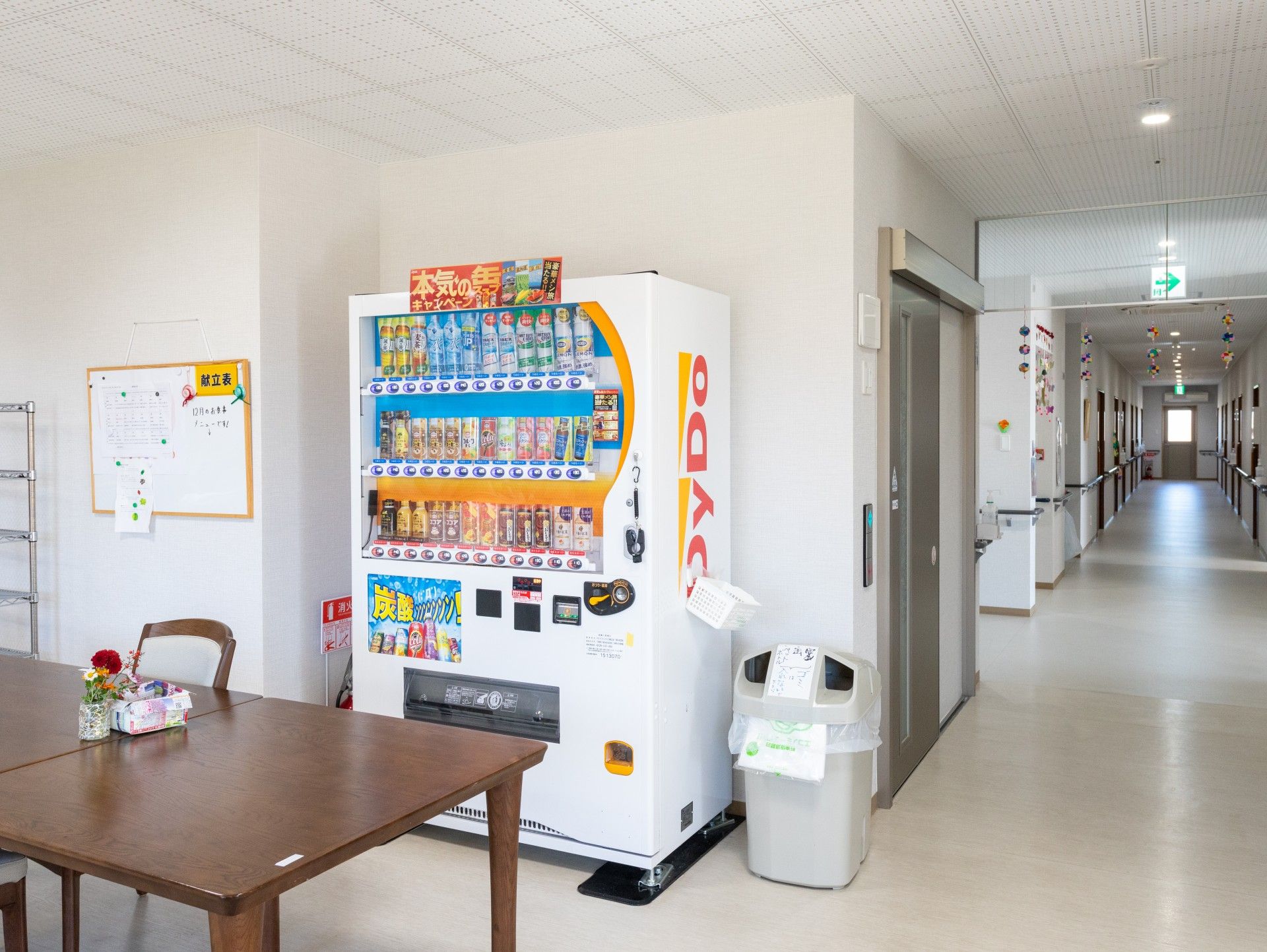 自動販売機と廊下