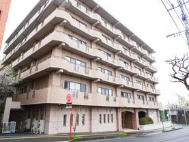 多階層の建物外観