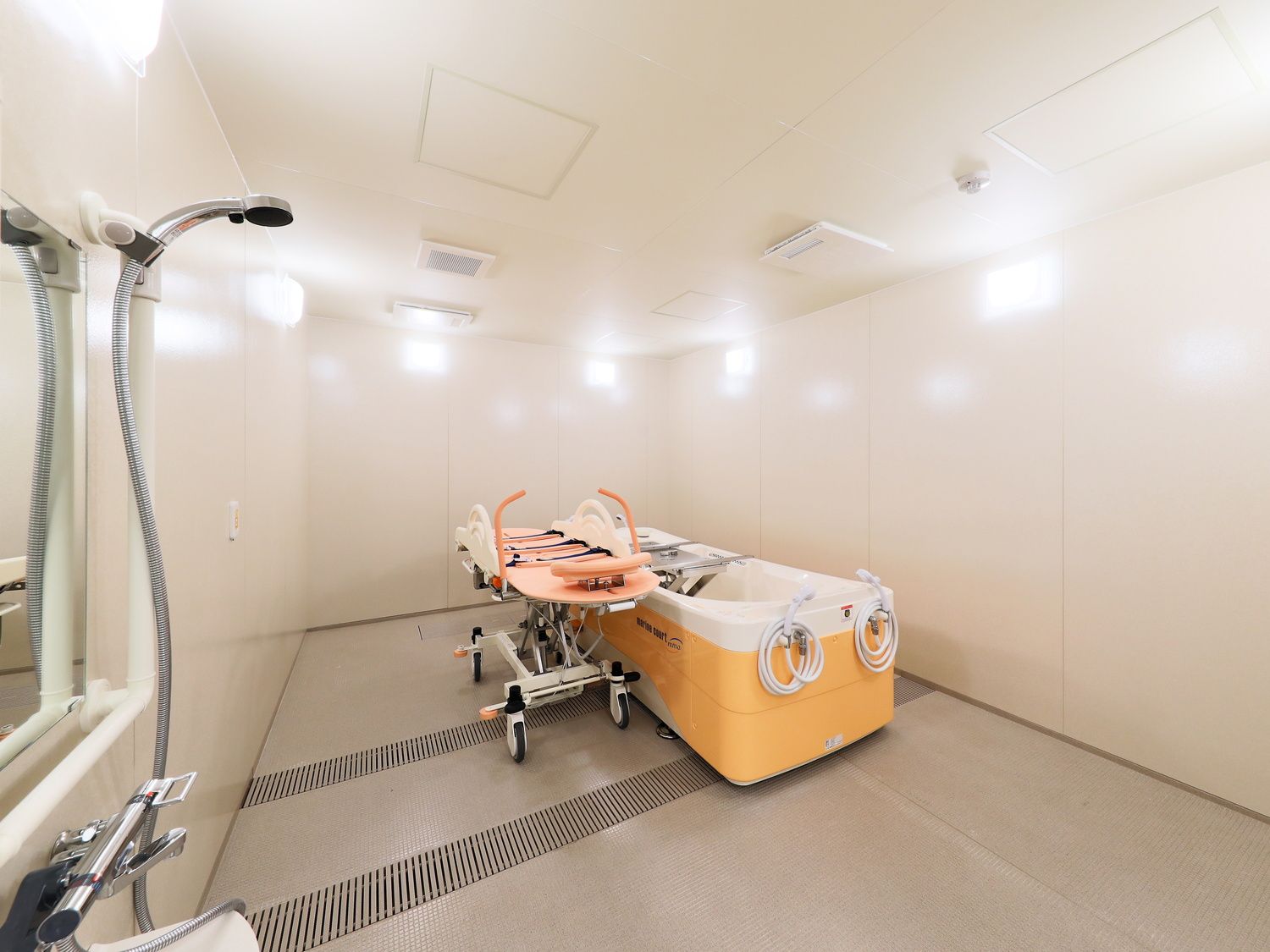 入浴補助用具と手すりが備え付けられている浴室