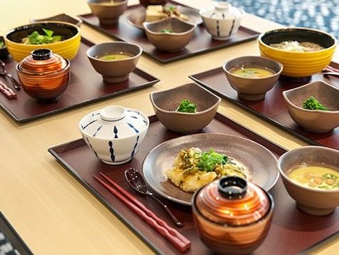 4種類の献立が並べられている食卓テーブル