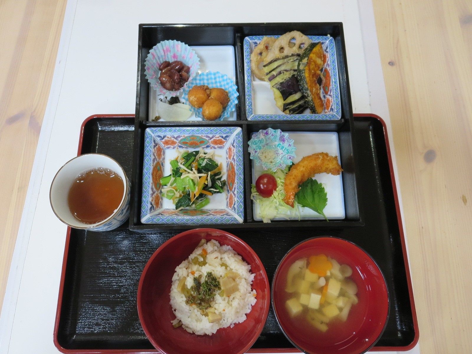 彩り豊かな食事の膳