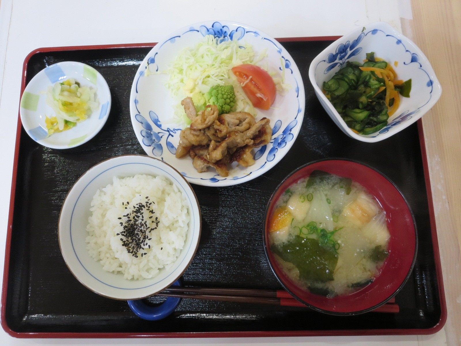 彩り豊かな食事の膳