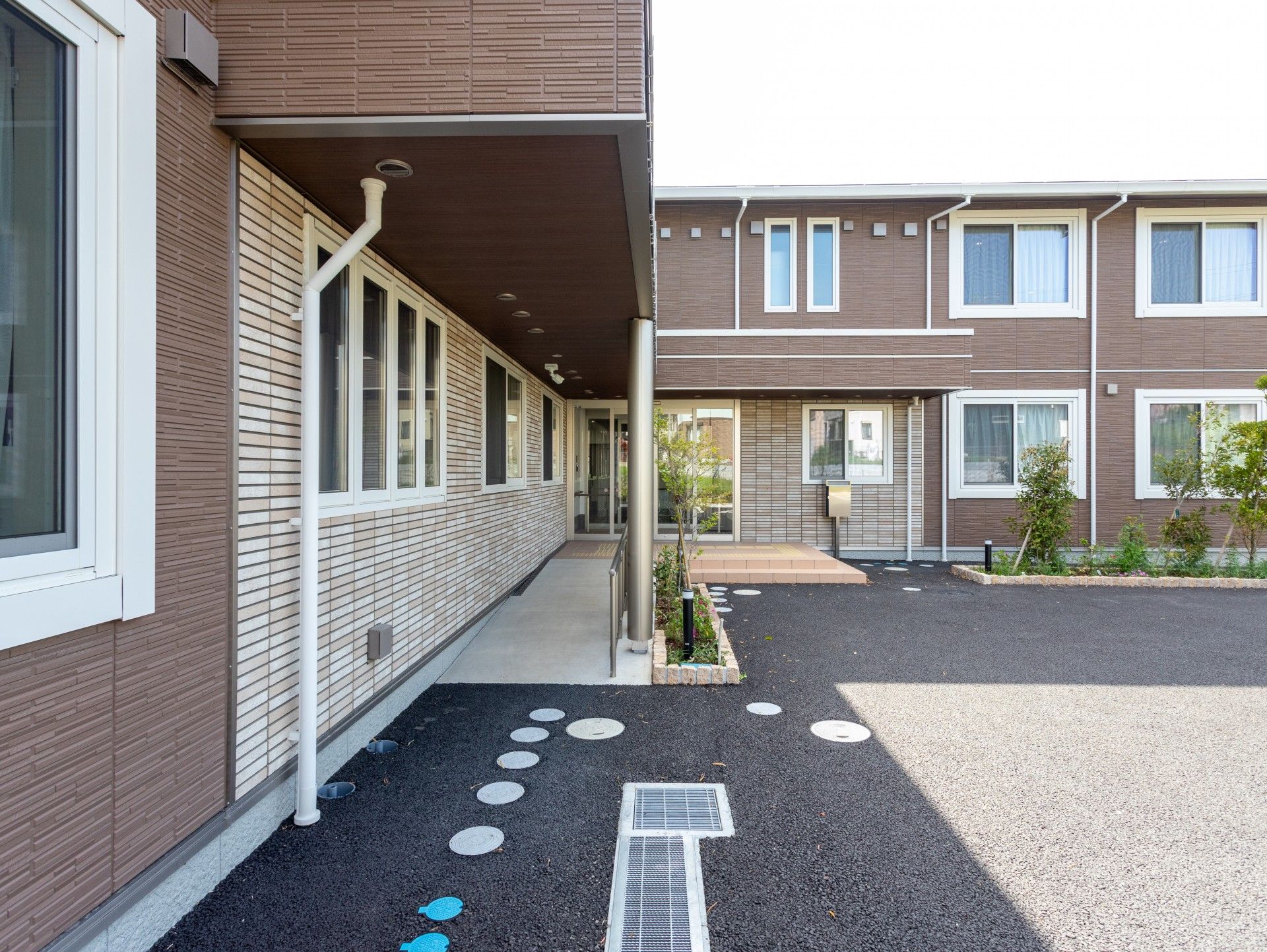 明るい敷地の入口