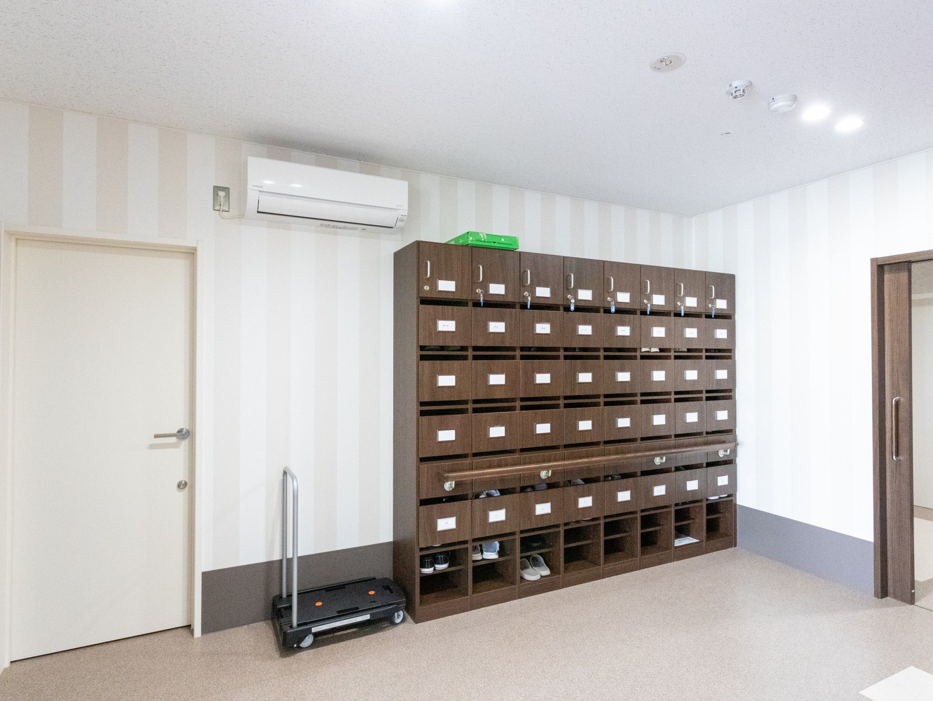 整理された居室の郵便受け