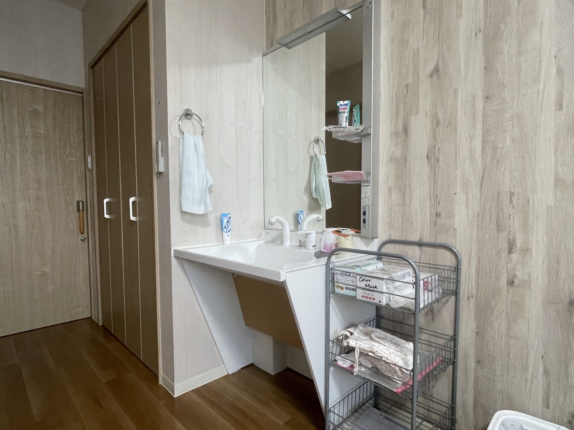 洗面台と収納棚