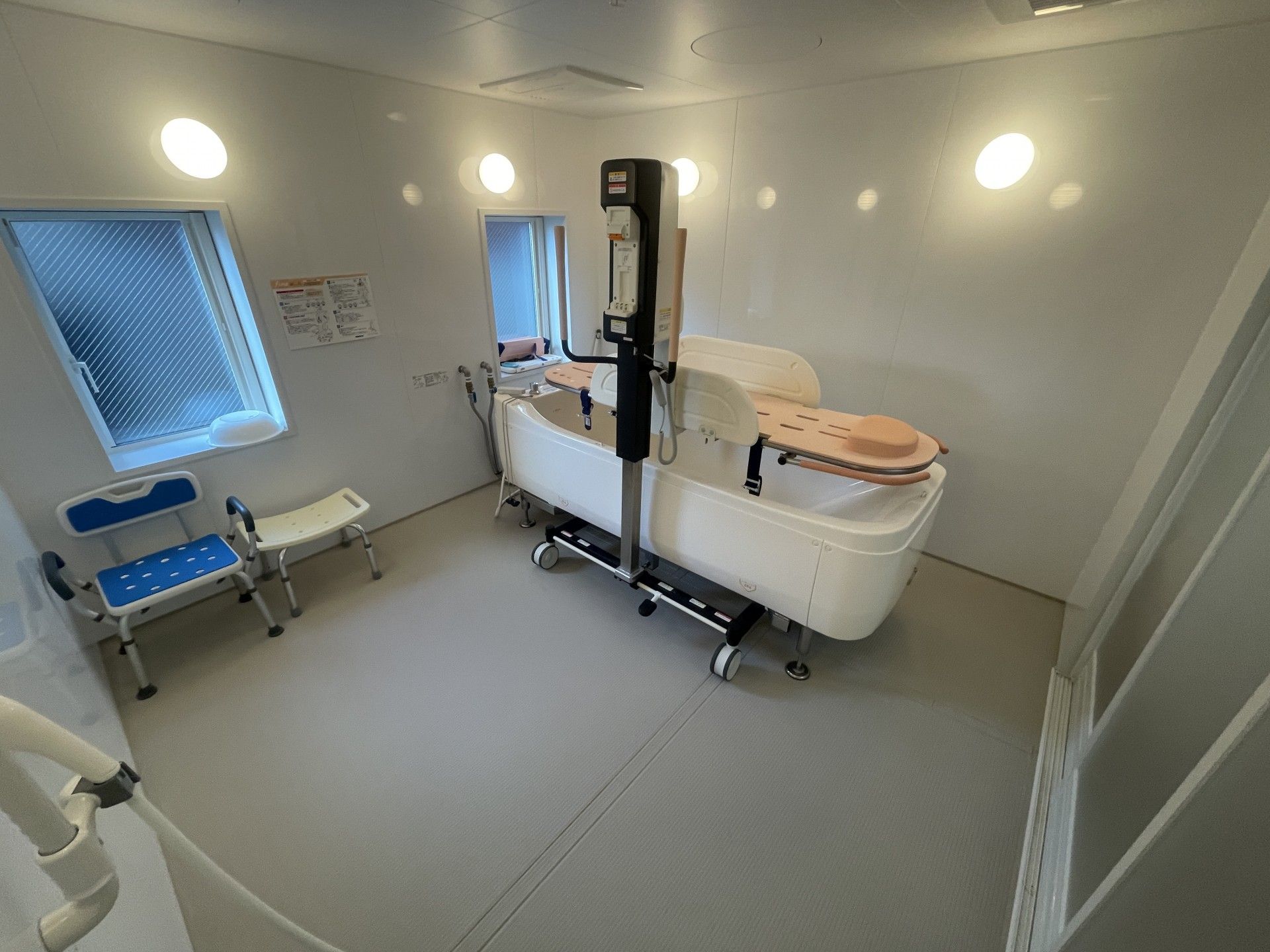 快適な入浴設備の部屋