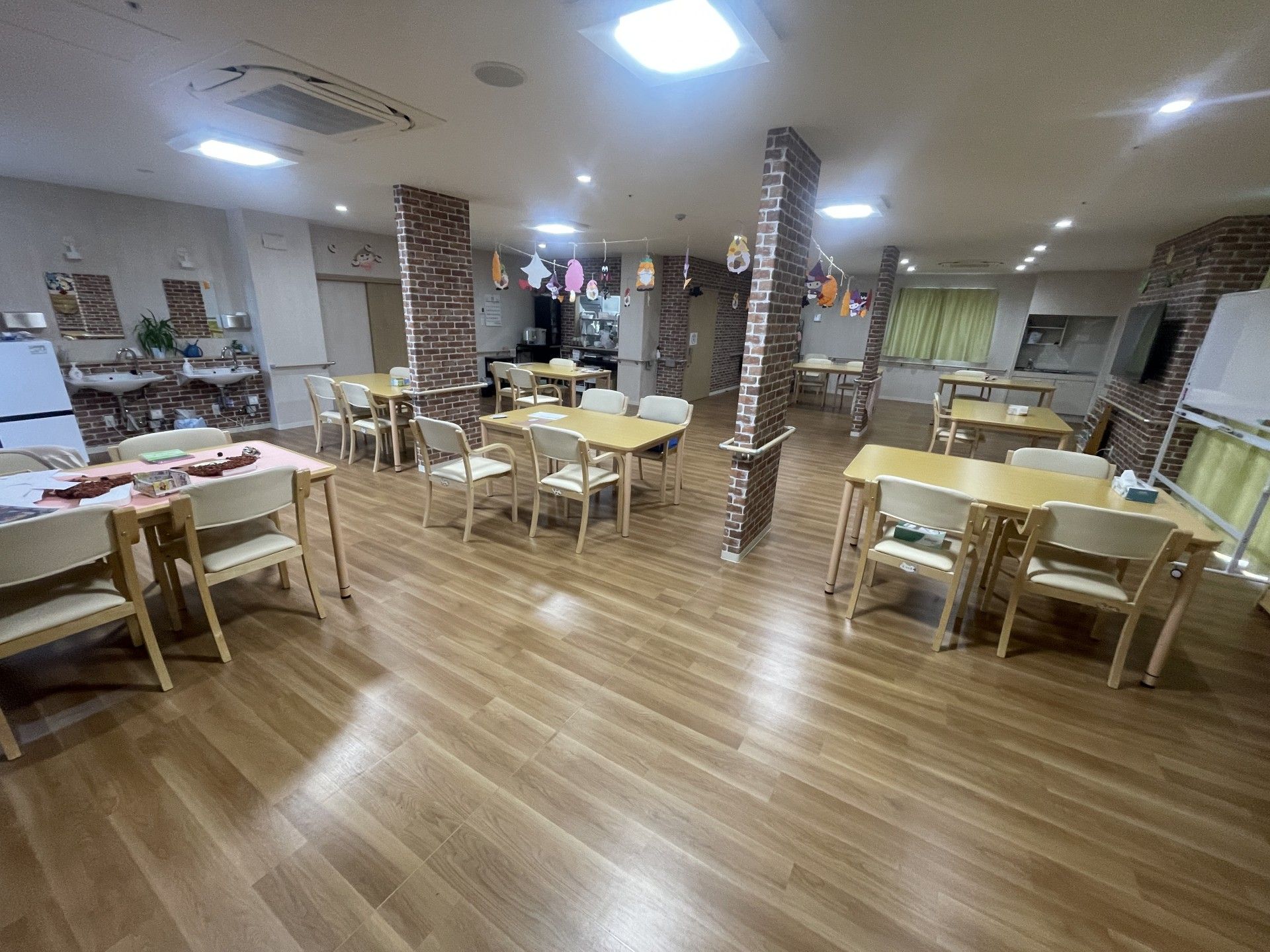 広々とした食事スペース