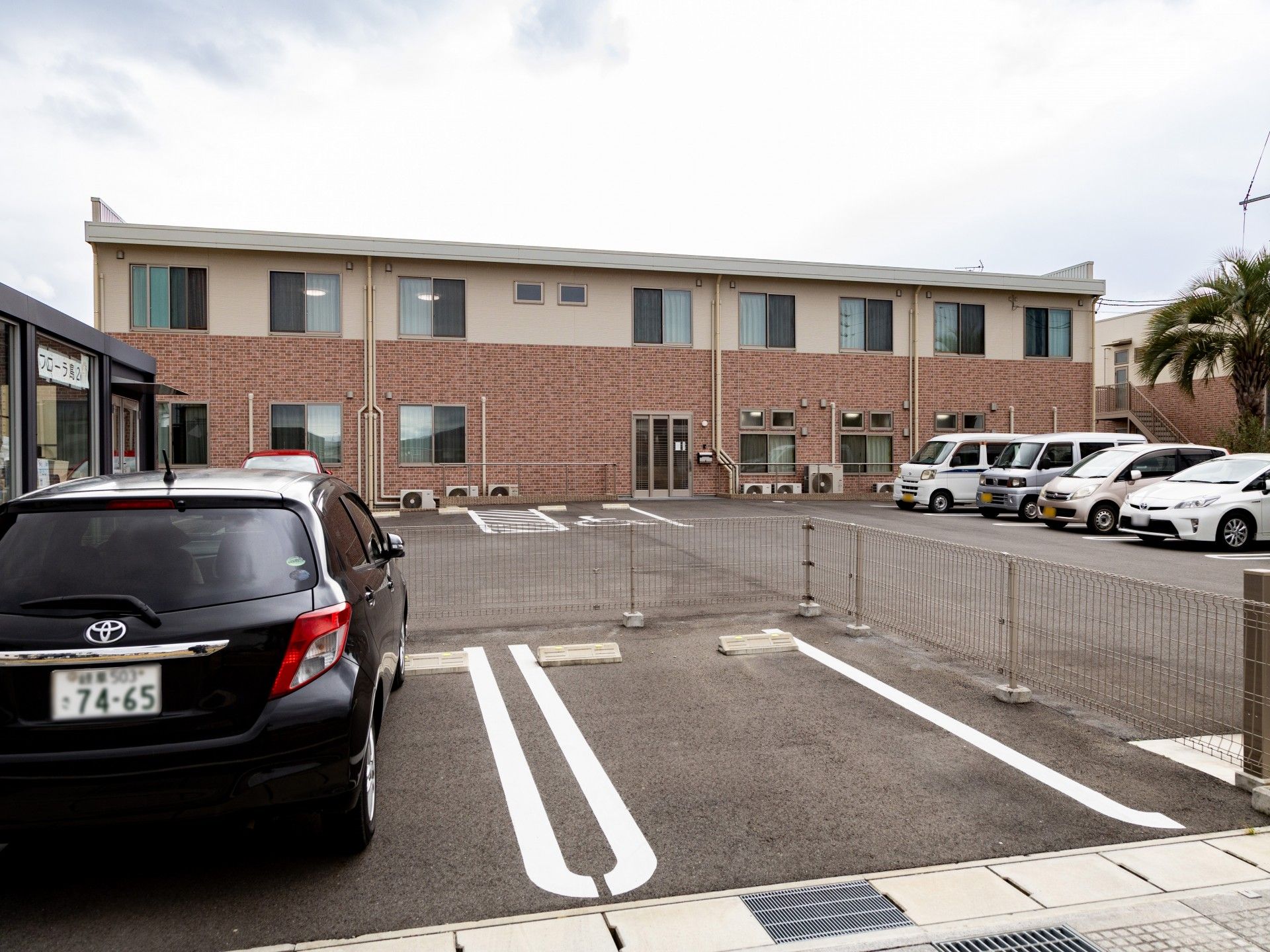 駐車場のある建物外観