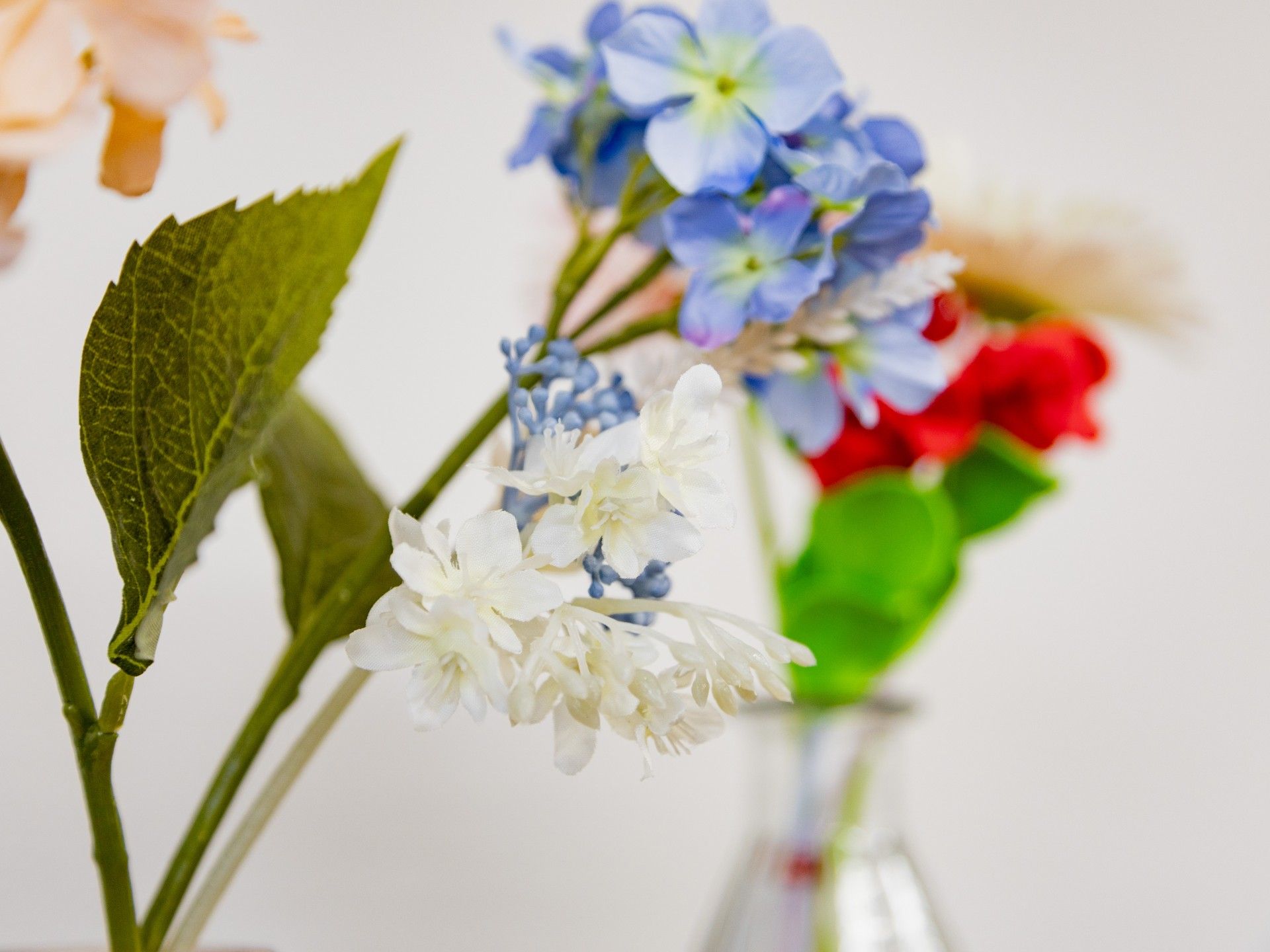 色とりどりの花の飾り