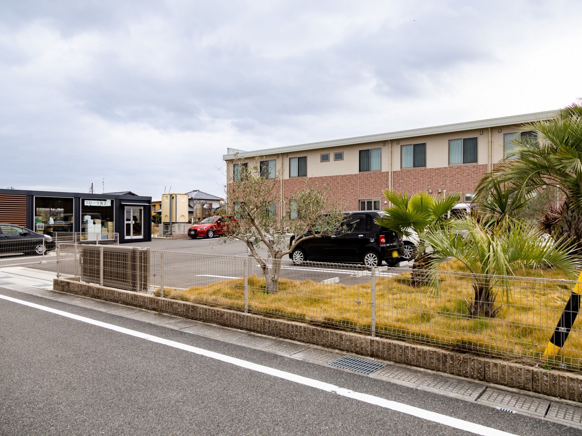 駐車場と建物の外観