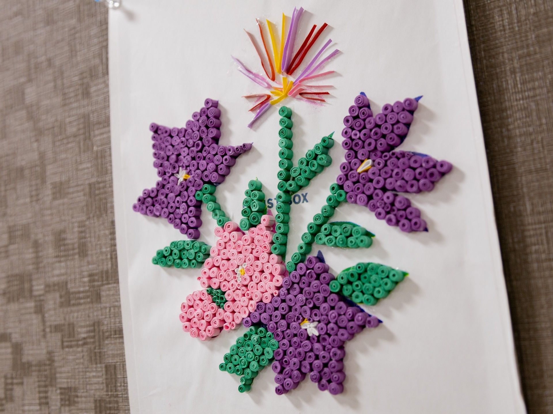 色とりどりの紙細工の花