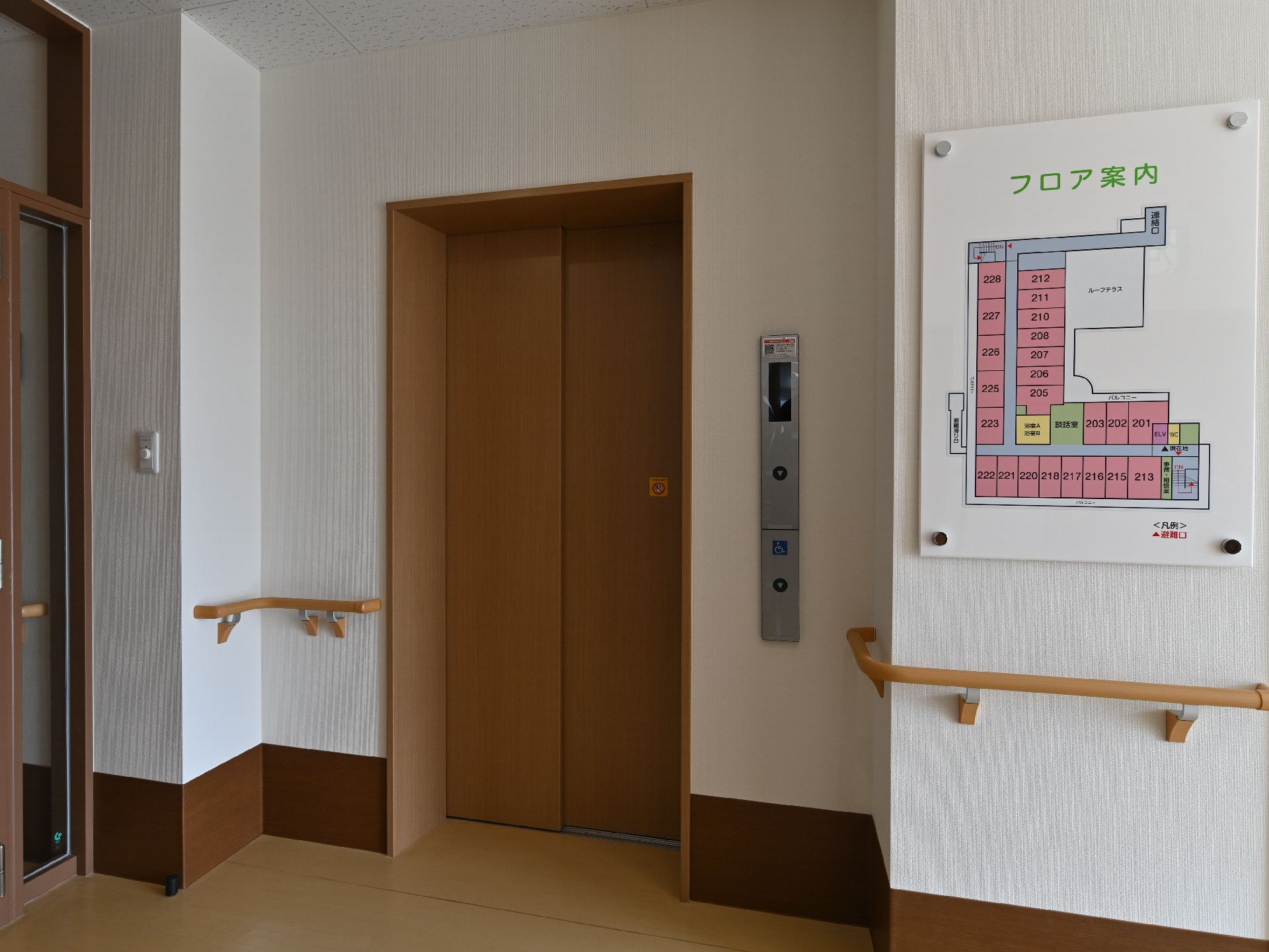 廊下に設置されたエレベーター