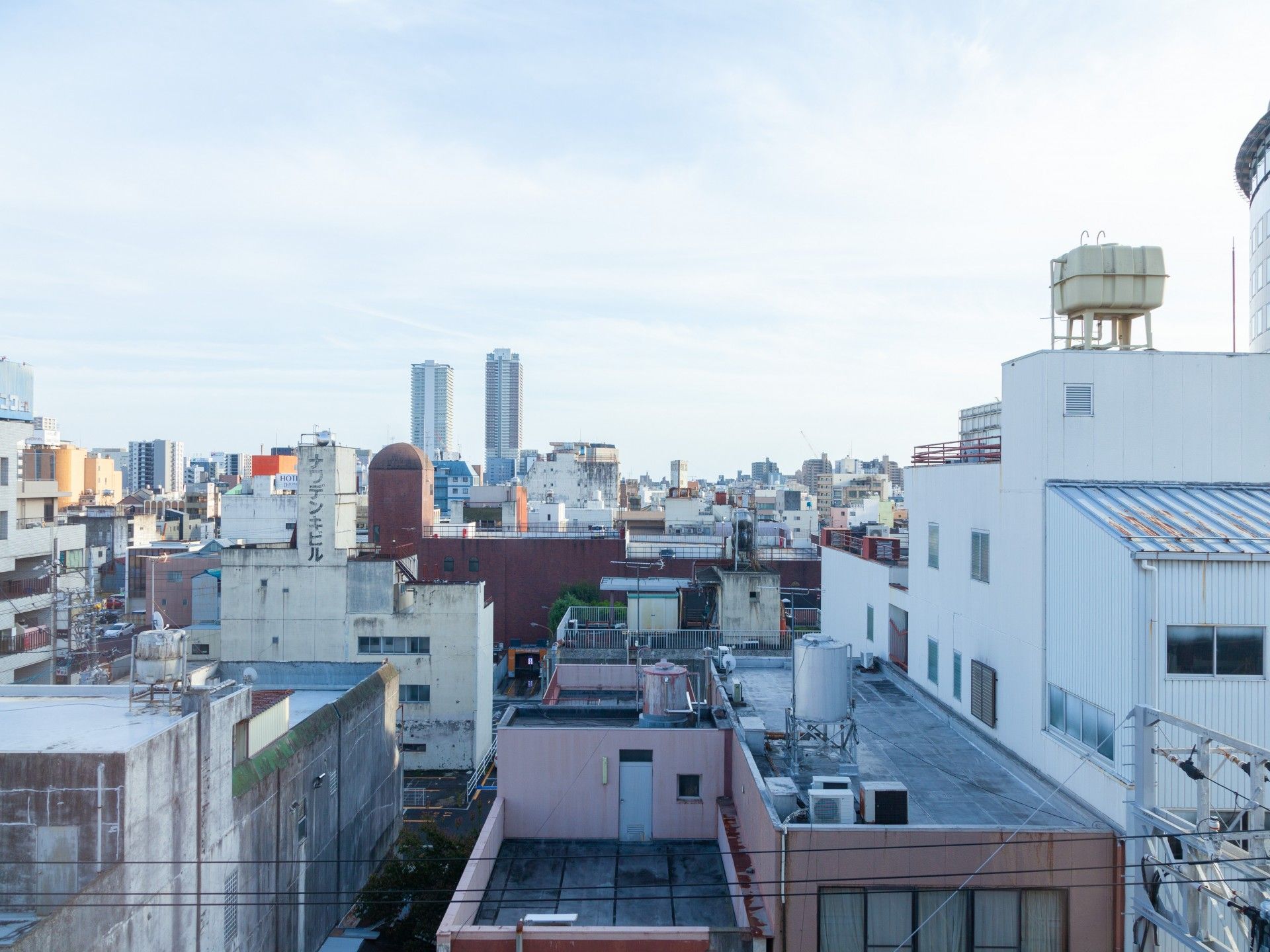 都市の景色を望む屋上