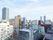 都市の景色を望む屋上