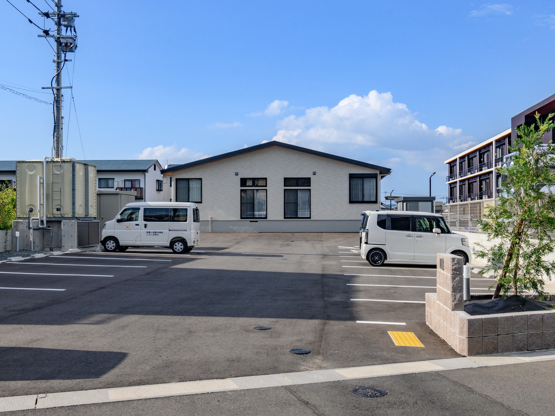 駐車場の完備された外観