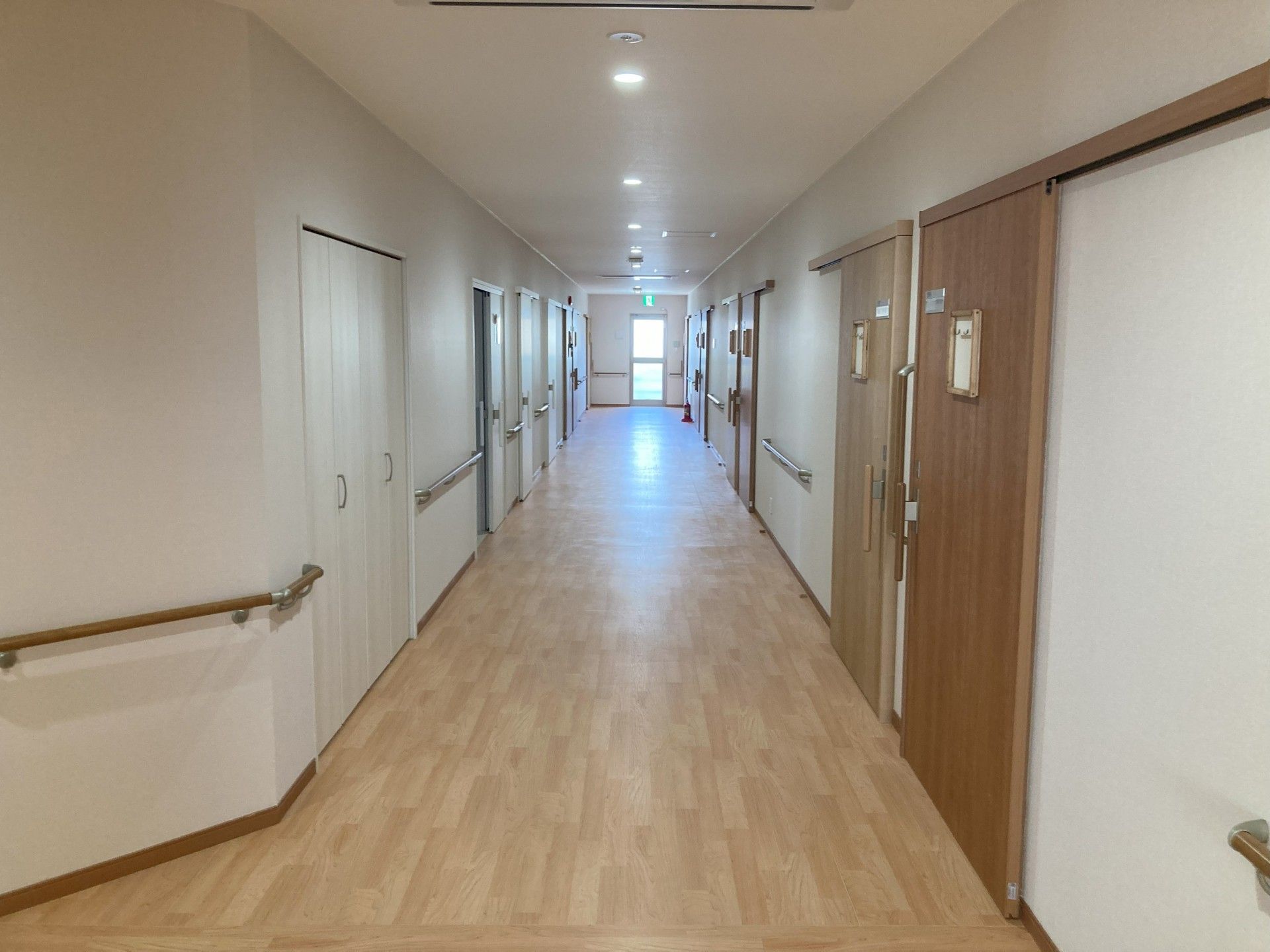 明るく広い廊下