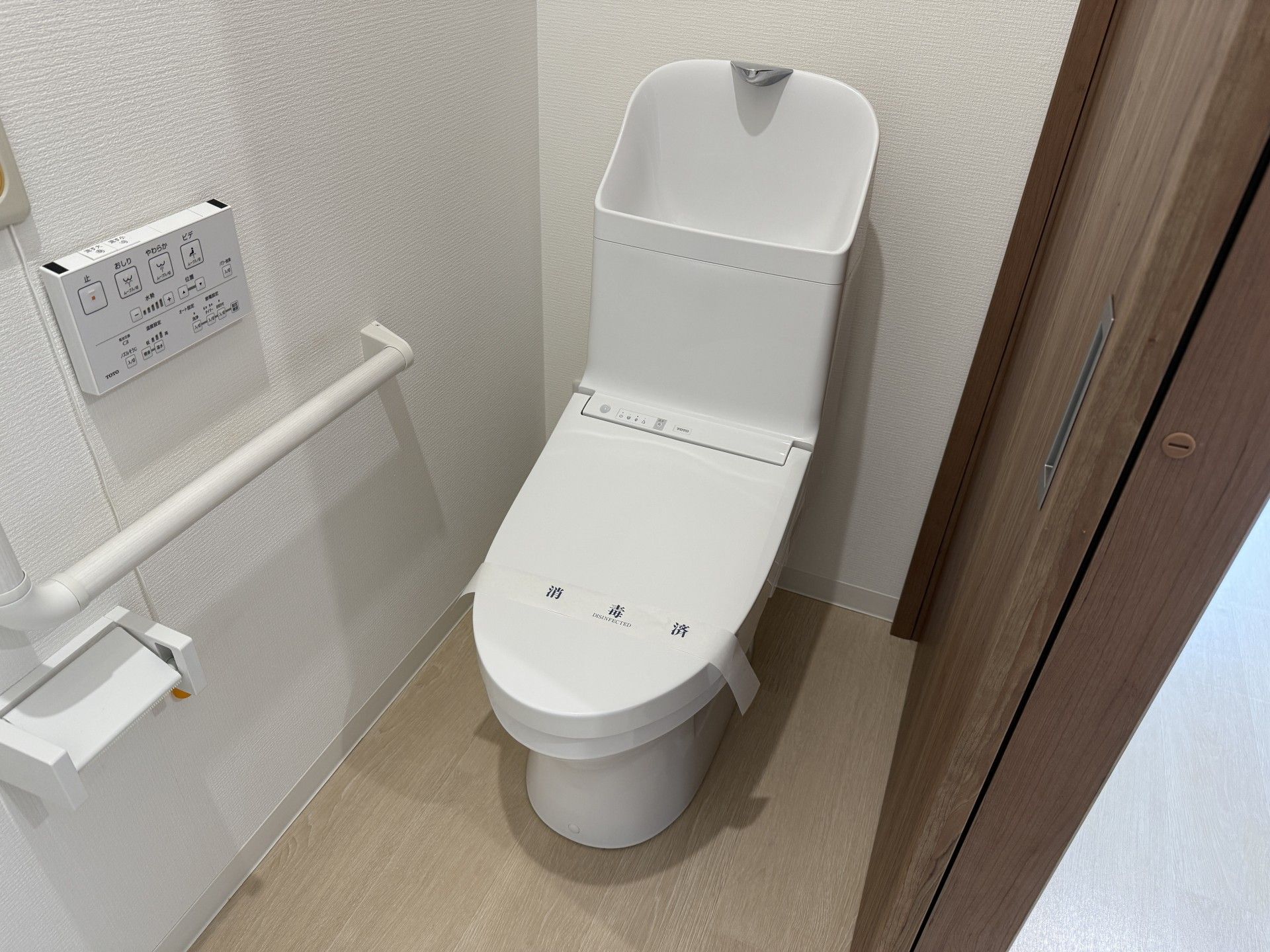 手すり付きのトイレ