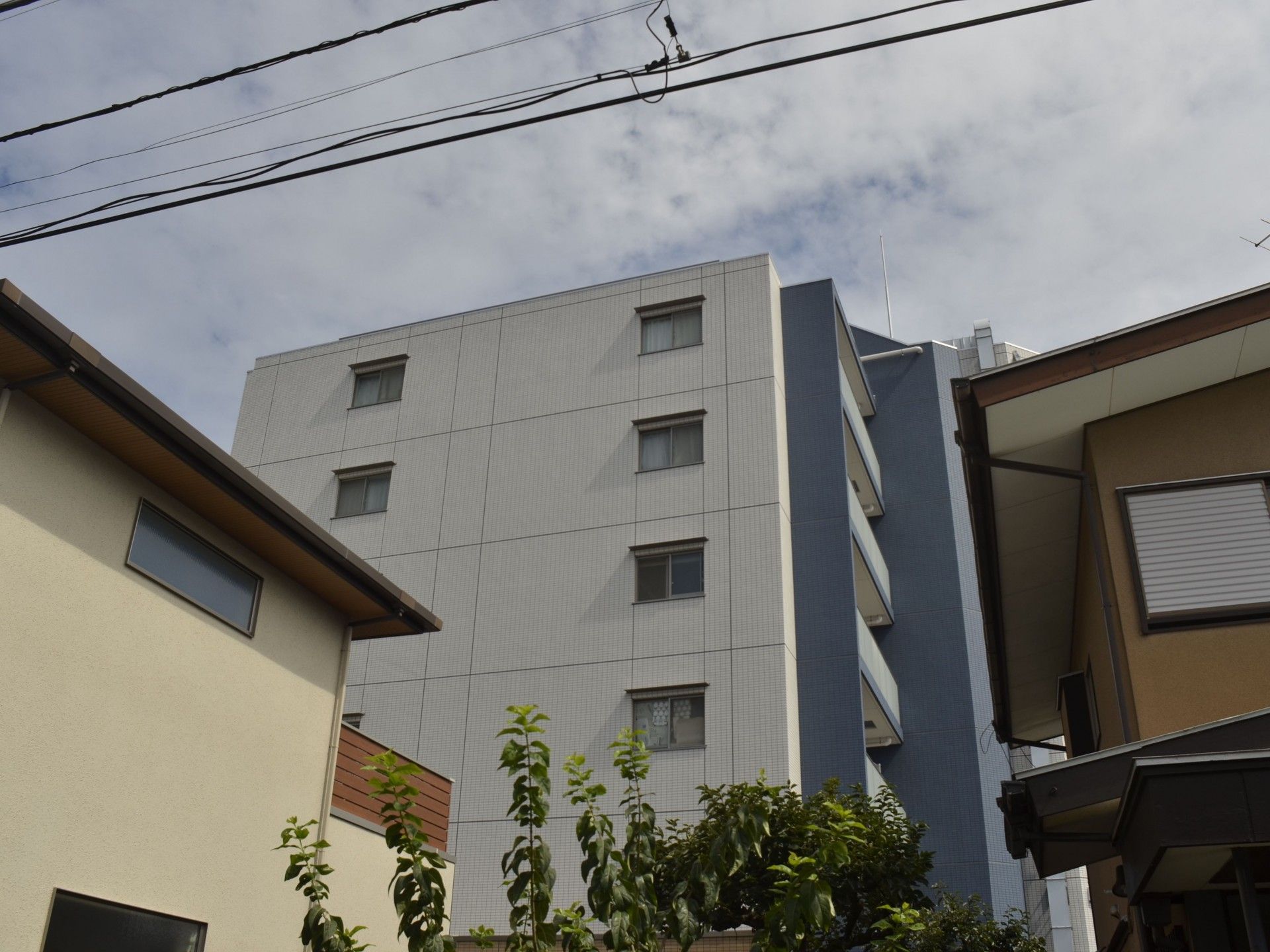 多階層の建物外観