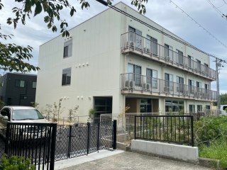 三階建ての建物外観
