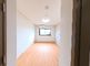 居室とトイレが見える部屋内