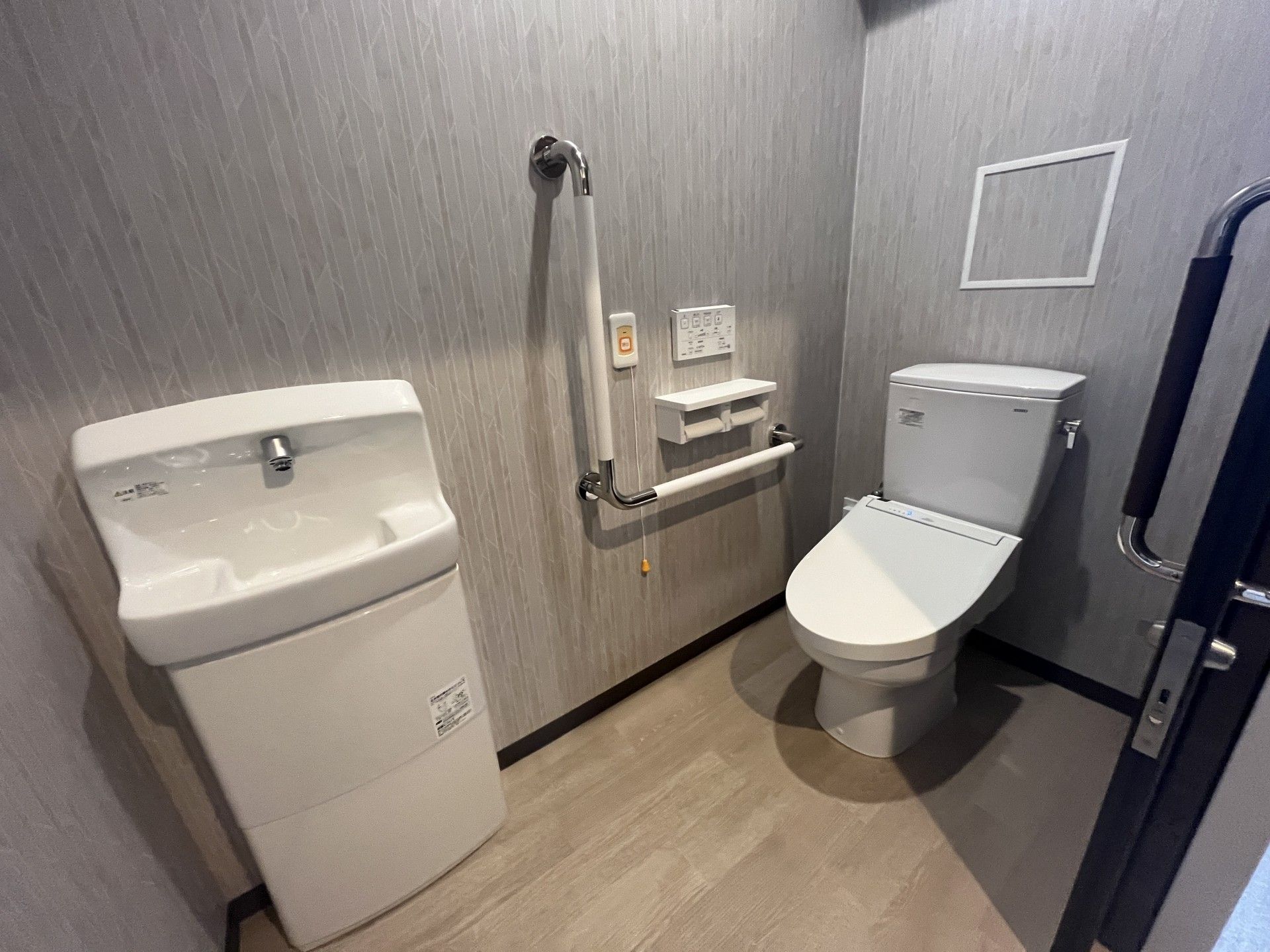 バリアフリーのトイレ空間