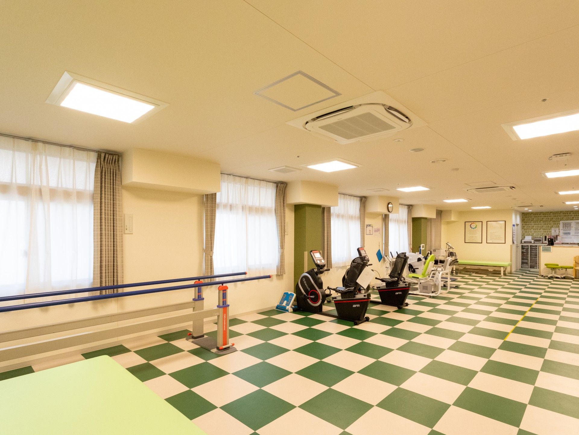明るく広々とした機能訓練室