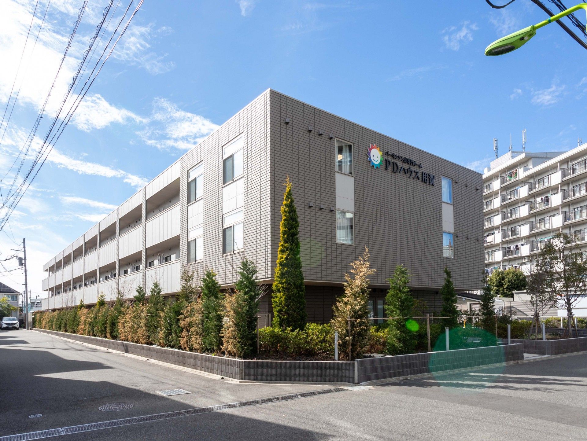 新しい居室が見える外観