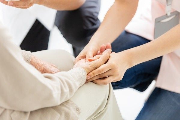 埋め込み式の大きな浴槽の出入り口には手すりが設置され、壁際にはシャワースペースがある。