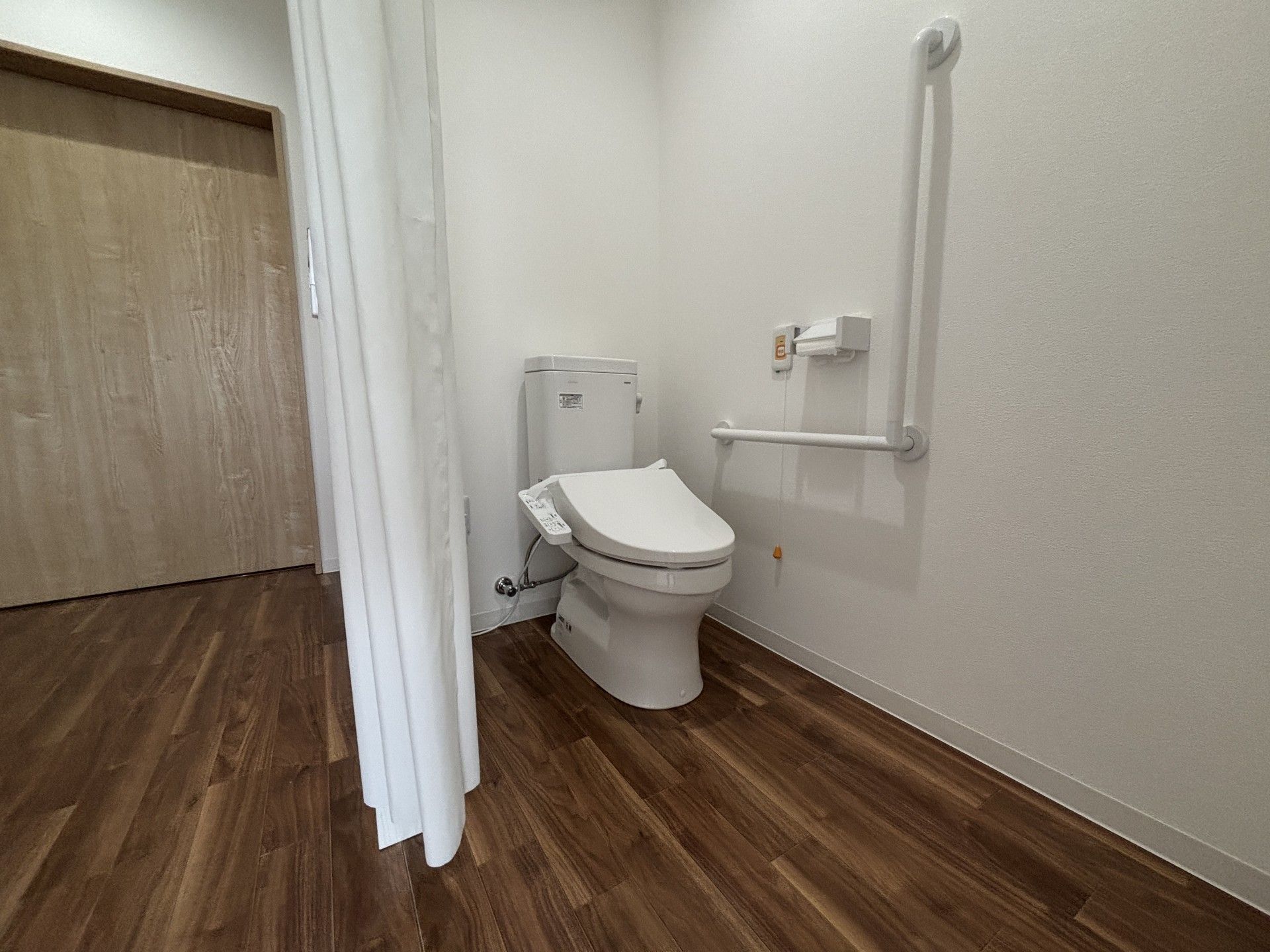 手すり付きのトイレ