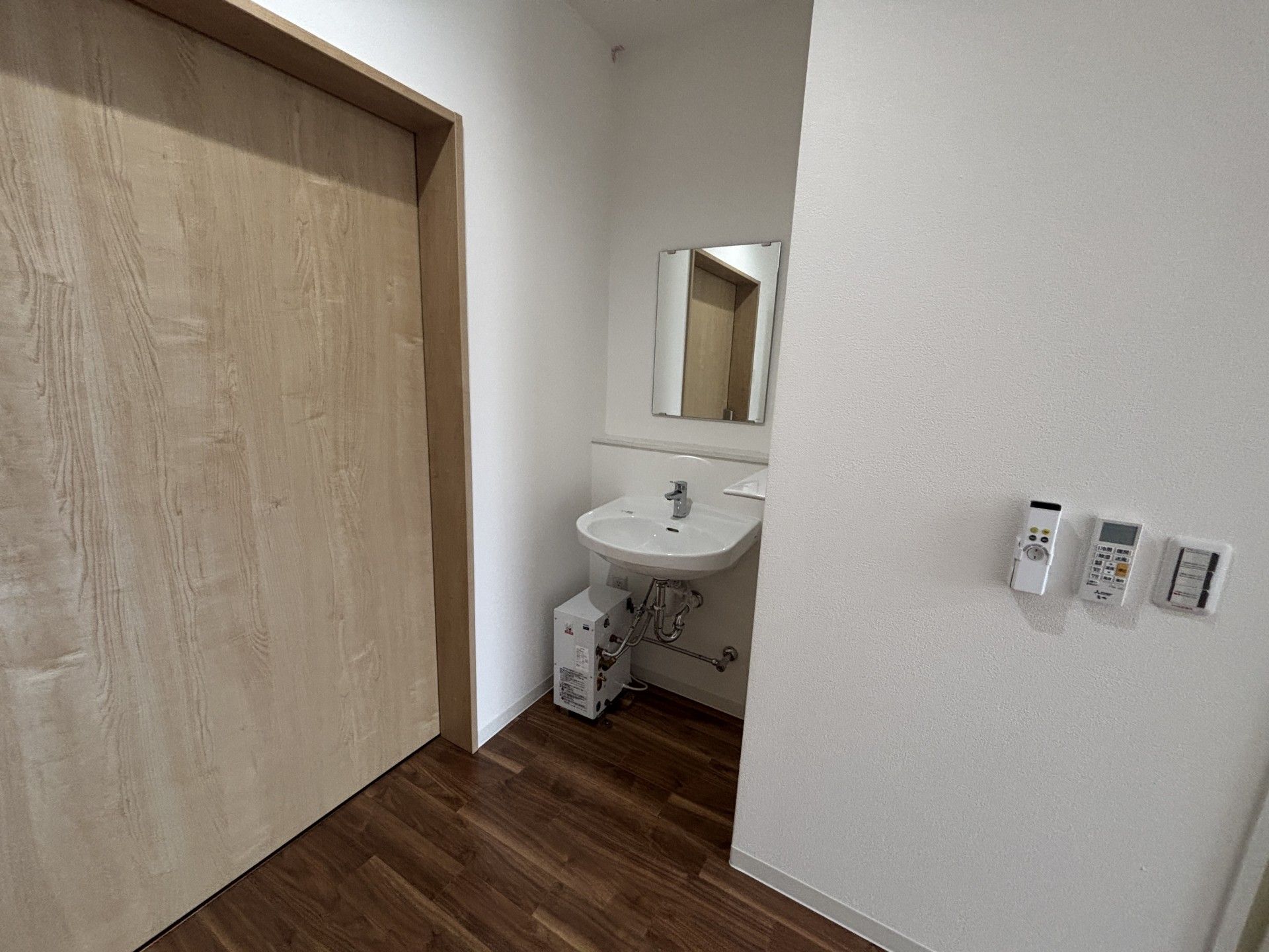 洗面台と木製の扉