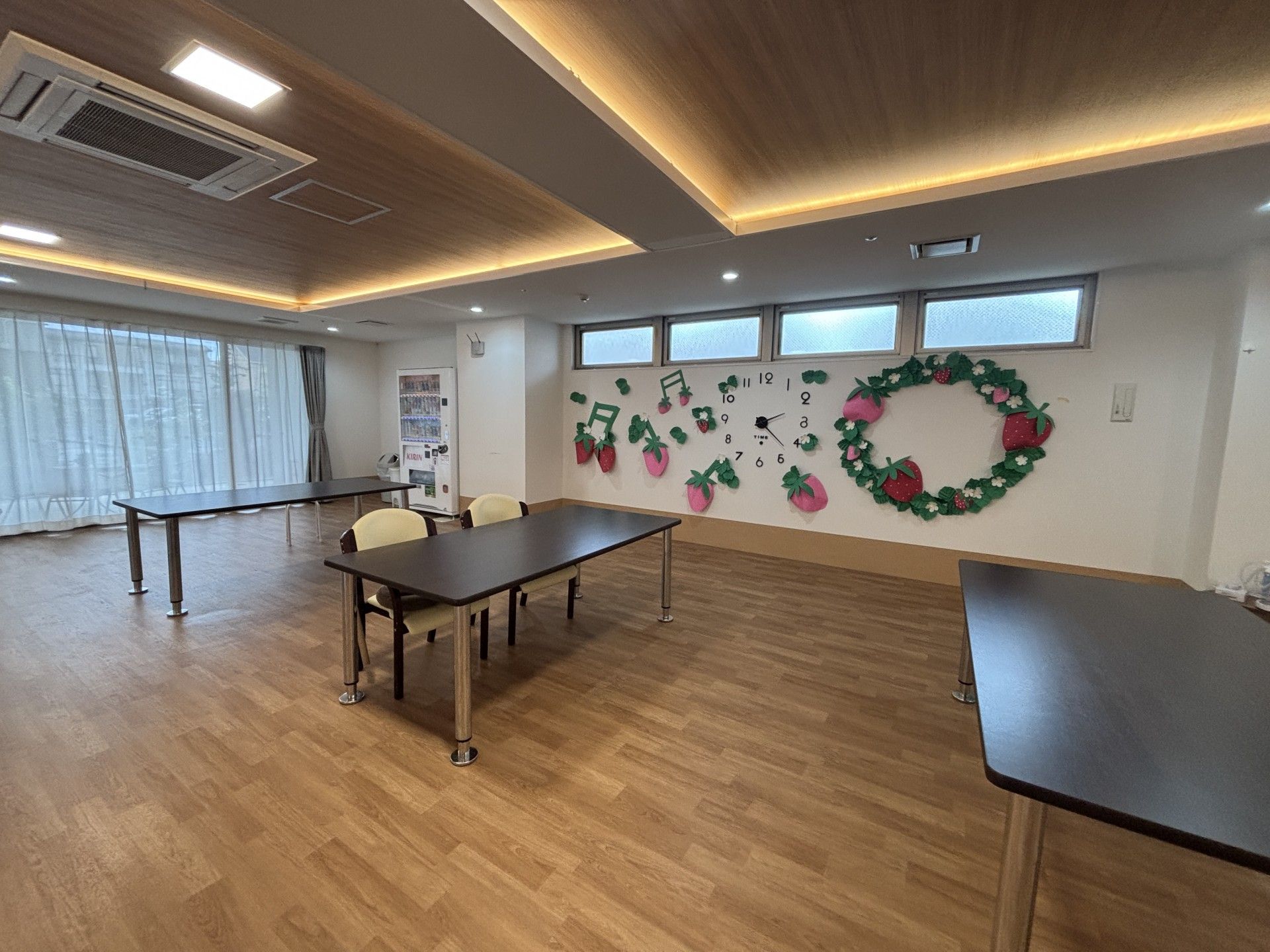 飾り付けがある広い部屋