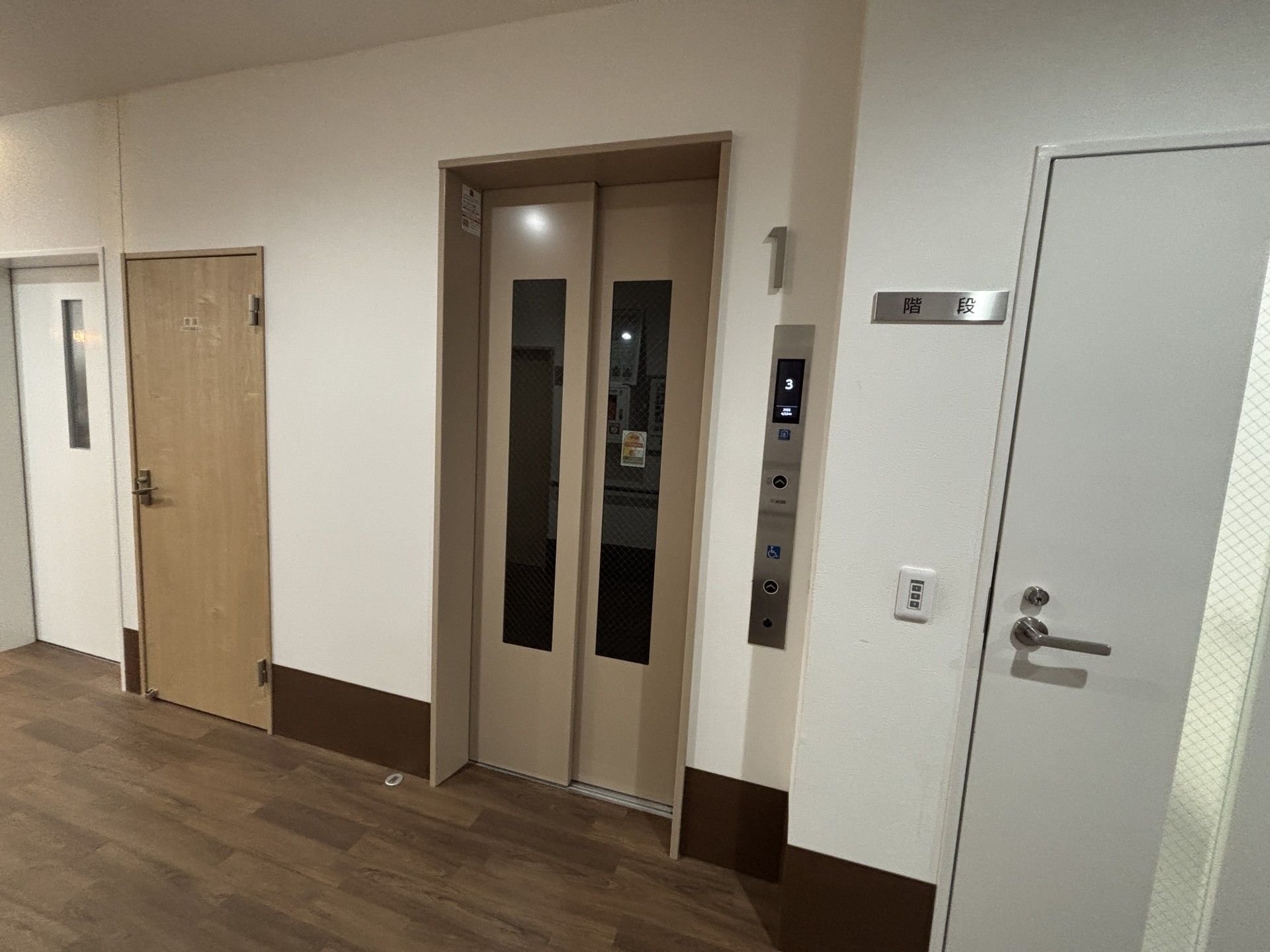 エレベーター前の廊下